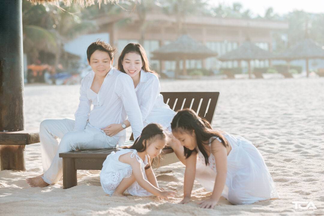 tạo dáng chụp ảnh gia đình 4 người đi biển