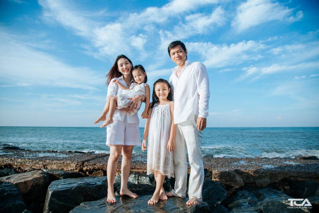 tạo dáng chụp ảnh gia đình 4 người đi biển