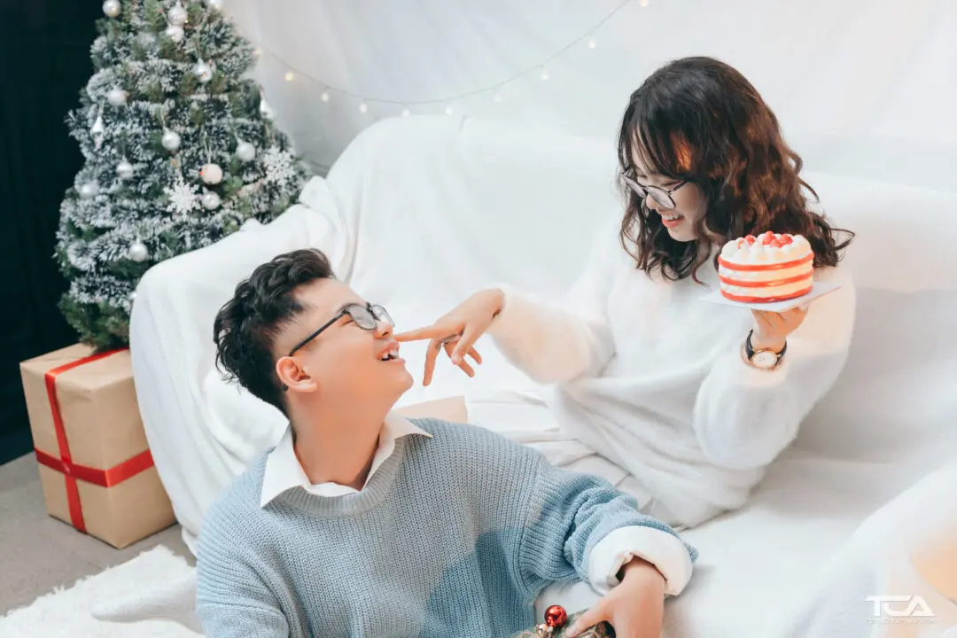 cách tạo dáng chụp ảnh với cây thông noel