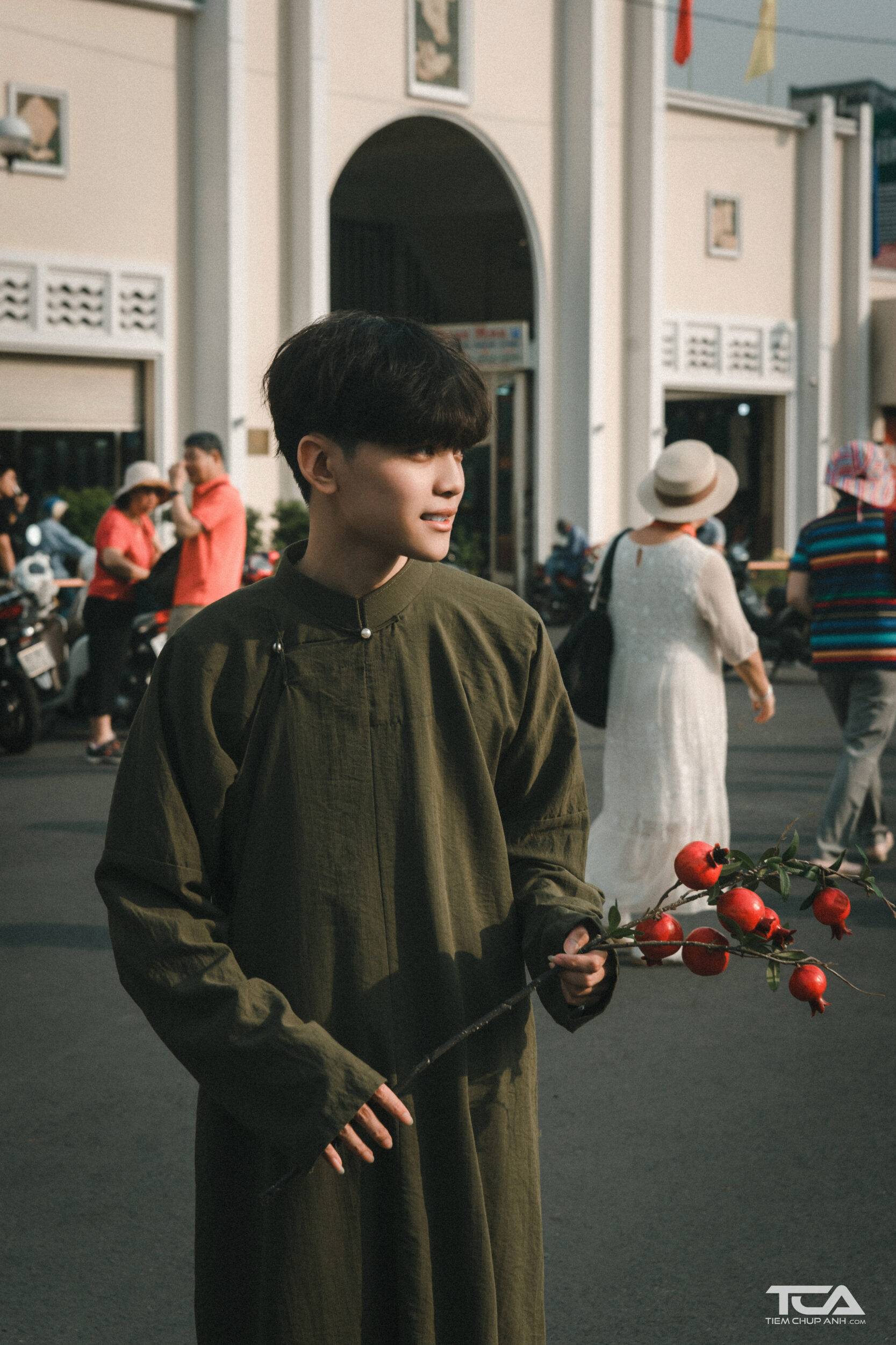 tạo dáng chụp ảnh ở chùa nam