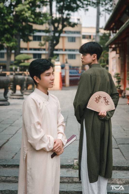 Cách tạo dáng chụp ảnh ở chùa ngày tết cho nam