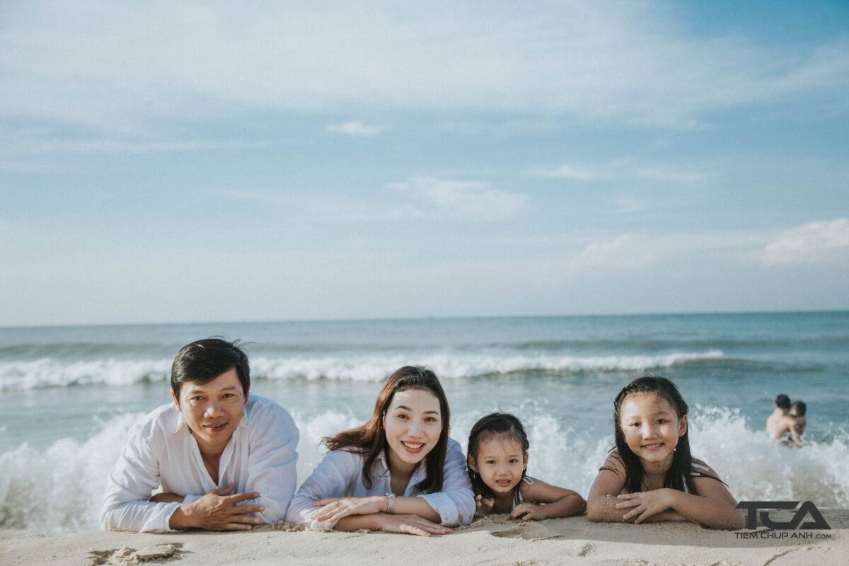 tạo dáng chụp ảnh gia đình 4 người đi biển