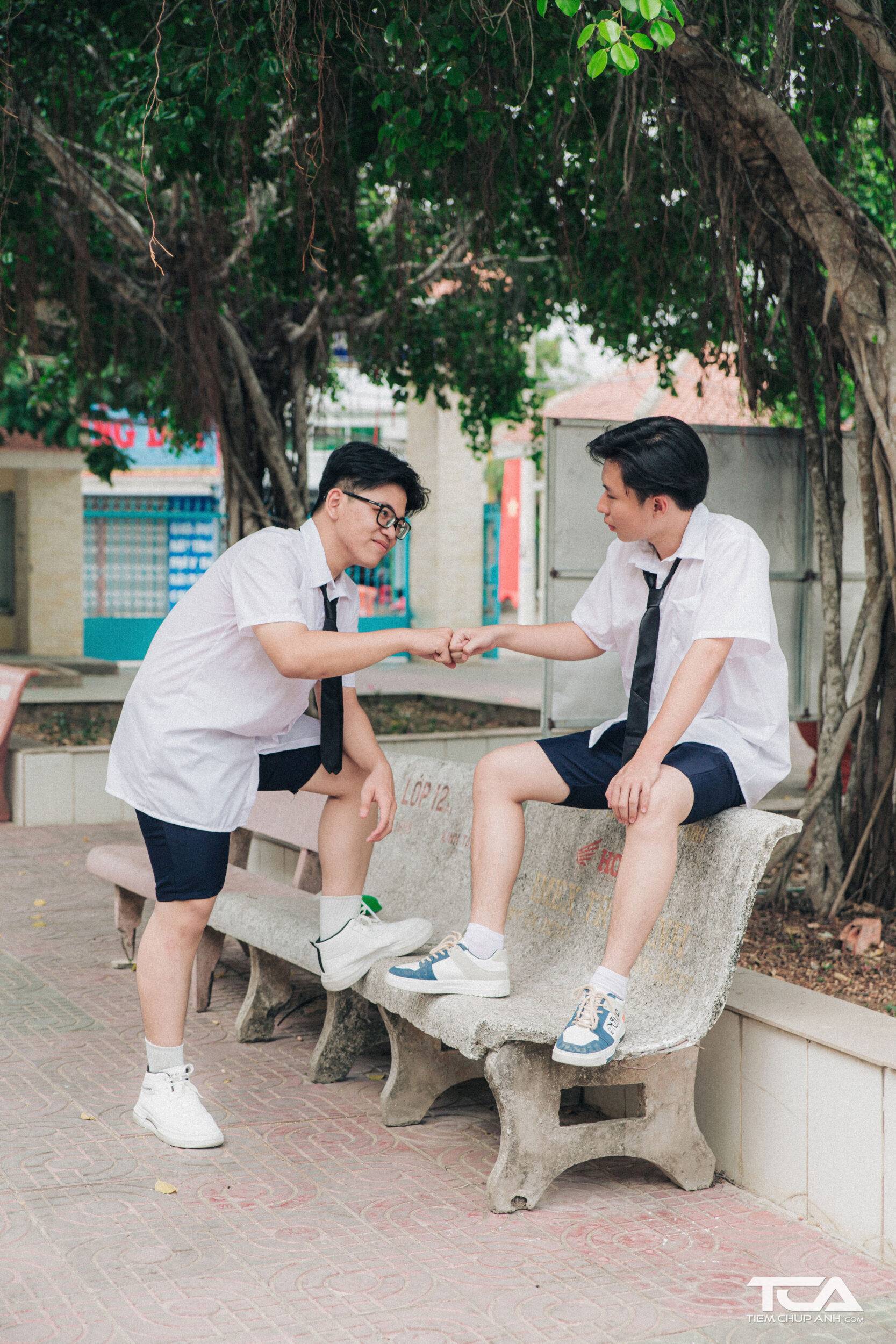 cách tạo dáng chụp ảnh đôi nam nữ kỷ yếu