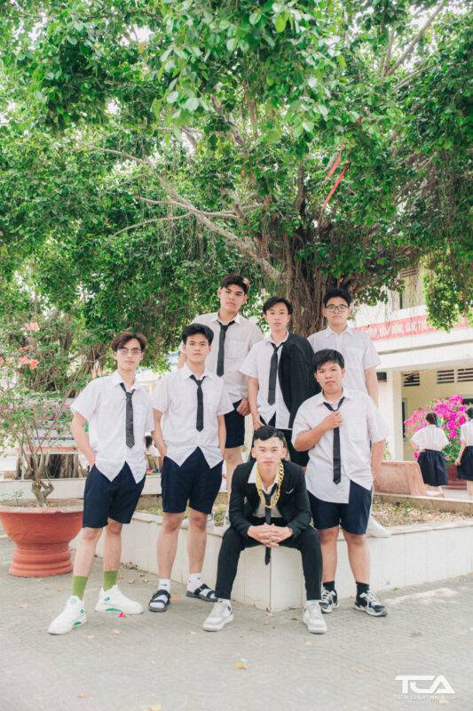 các cách pose tạo kiểu dáng chụp ảnh kỷ yếu cho nam đẹp
