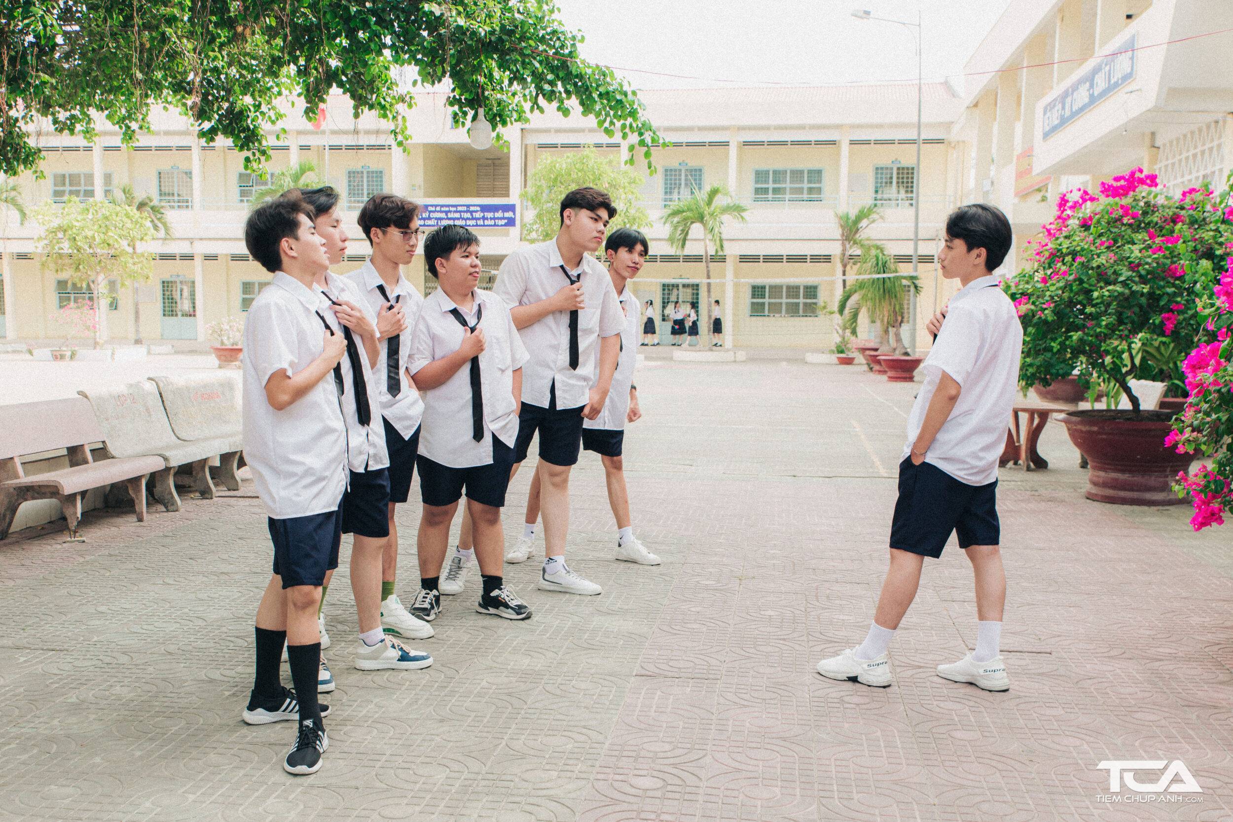 tạo dáng chụp ảnh kỷ yếu nam