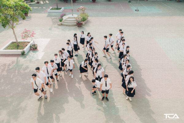 các tư thế chụp ảnh kỷ yếu đẹp cho nam