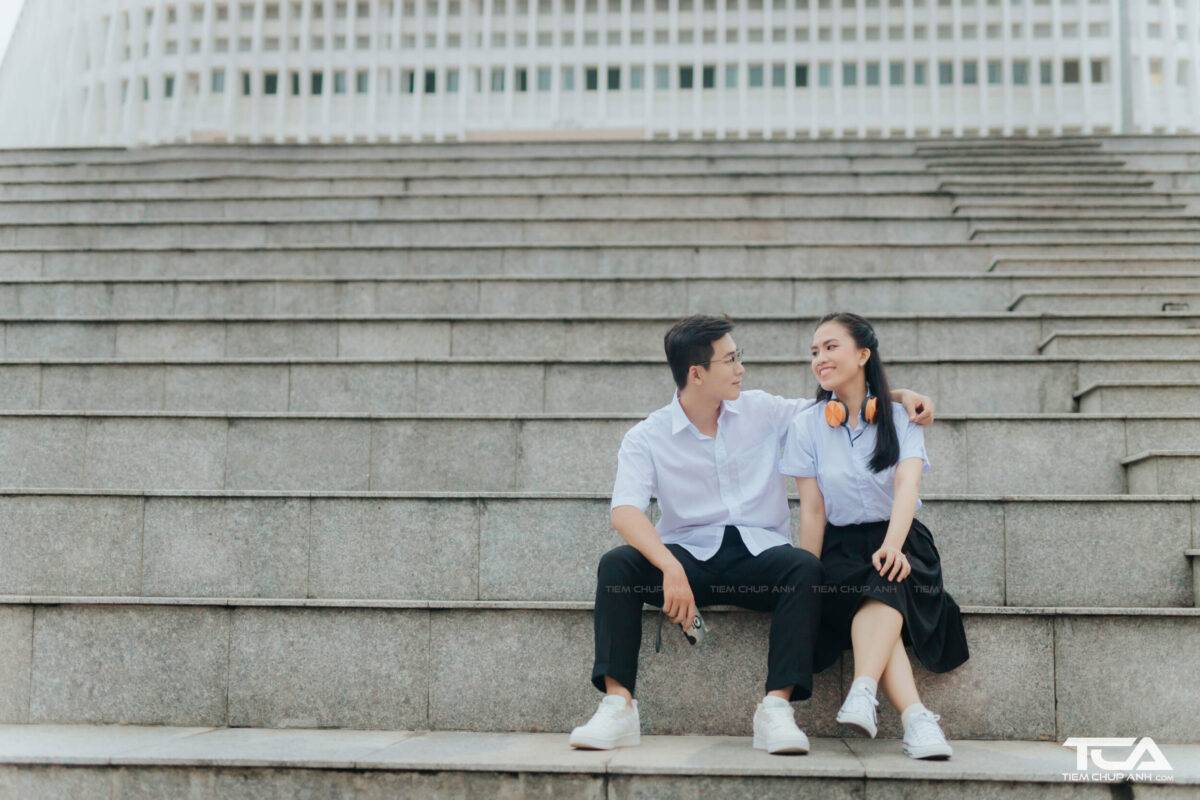 tạo dáng chụp ảnh kỷ yếu với người yêu