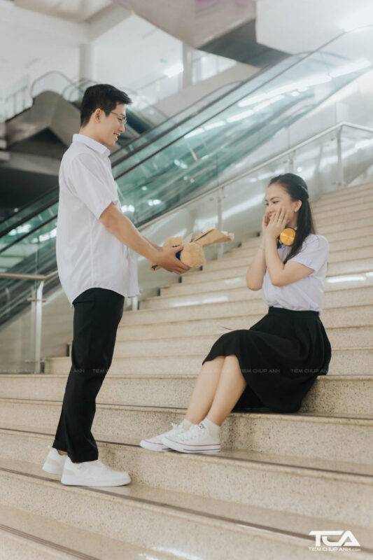 chụp ảnh kỷ yếu với bạn thân