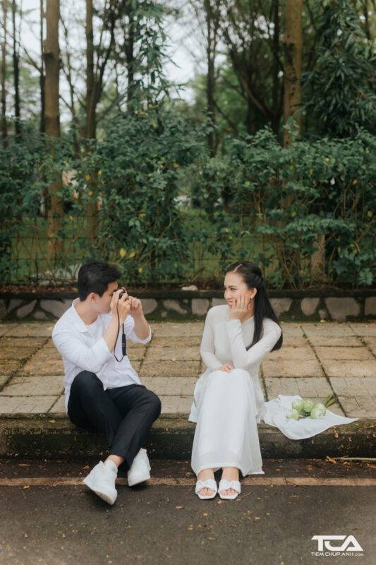 tạo dáng chụp kỷ yếu đôi