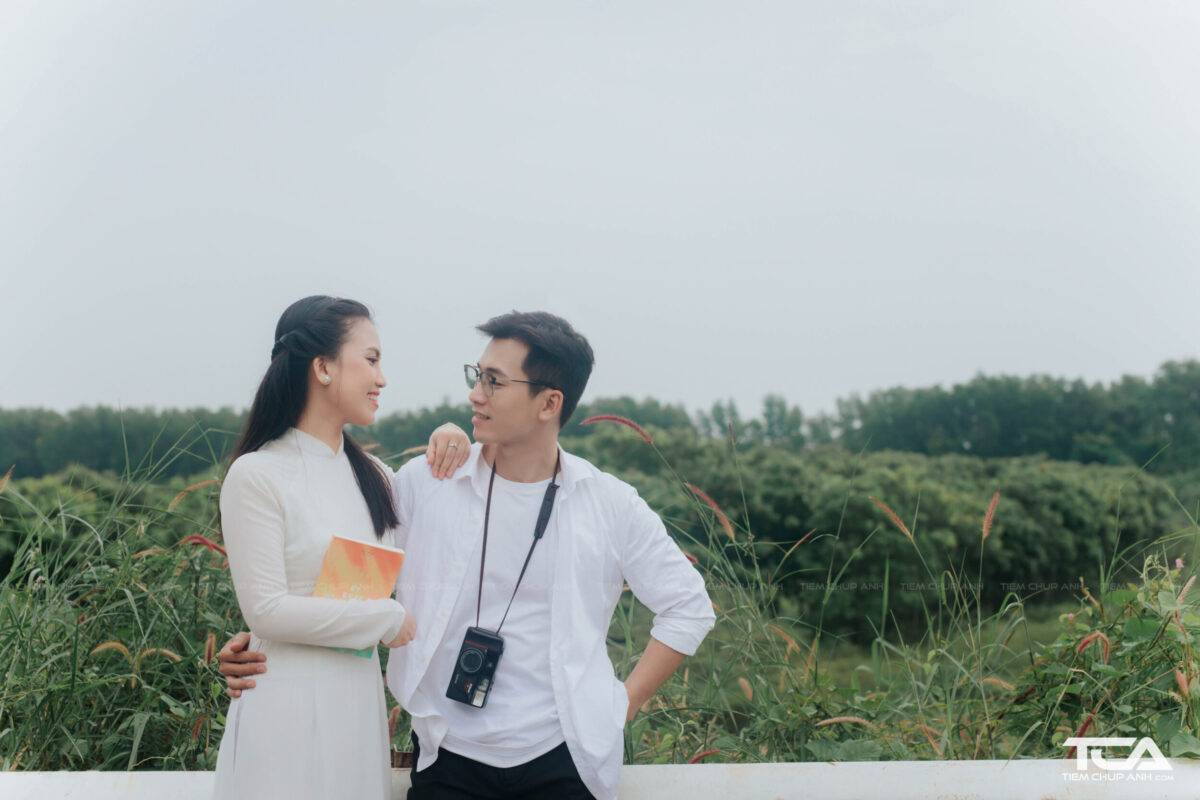 cách tạo dáng chụp ảnh đôi nam nữ kỷ yếu