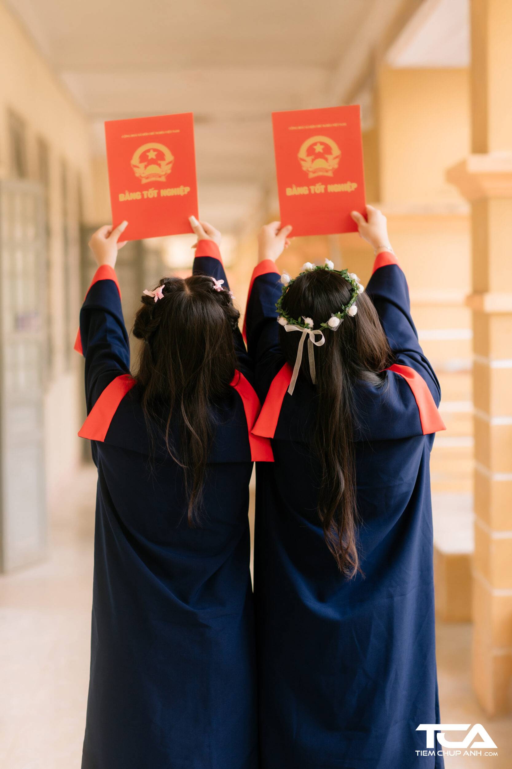 cách tạo dáng chụp ảnh áo cử nhân kỷ yếu đẹp