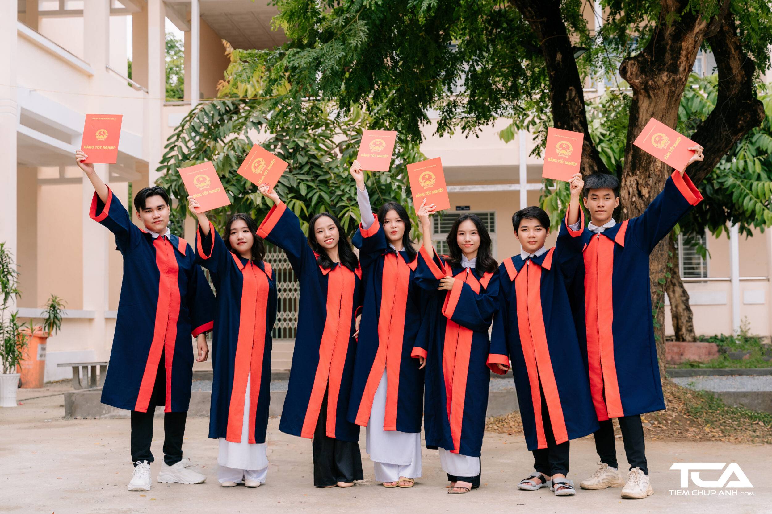 tạo dáng chụp ảnh với áo cử nhân