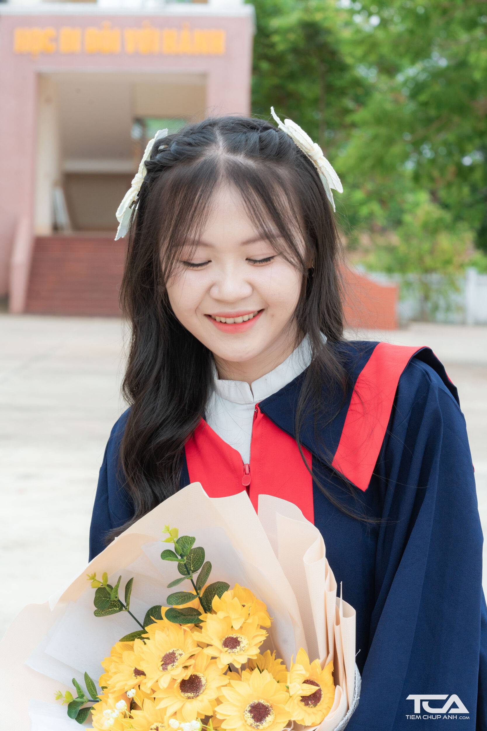 tạo dáng chụp ảnh cử nhân