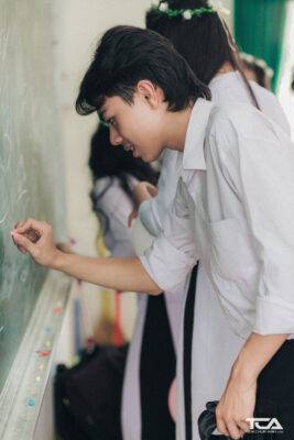 cách trang trí bảng chụp kỷ yếu