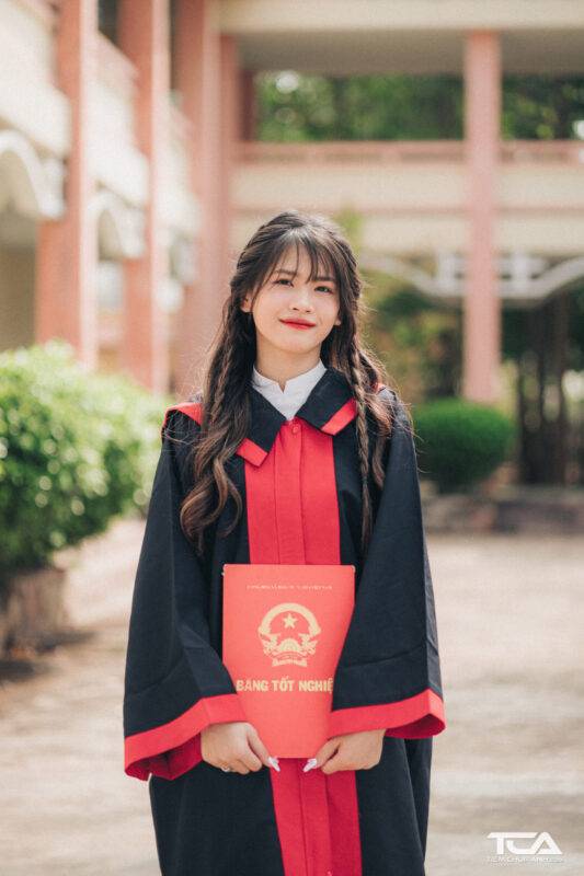 cách tạo dáng chụp ảnh áo cử nhân kỷ yếu đẹp