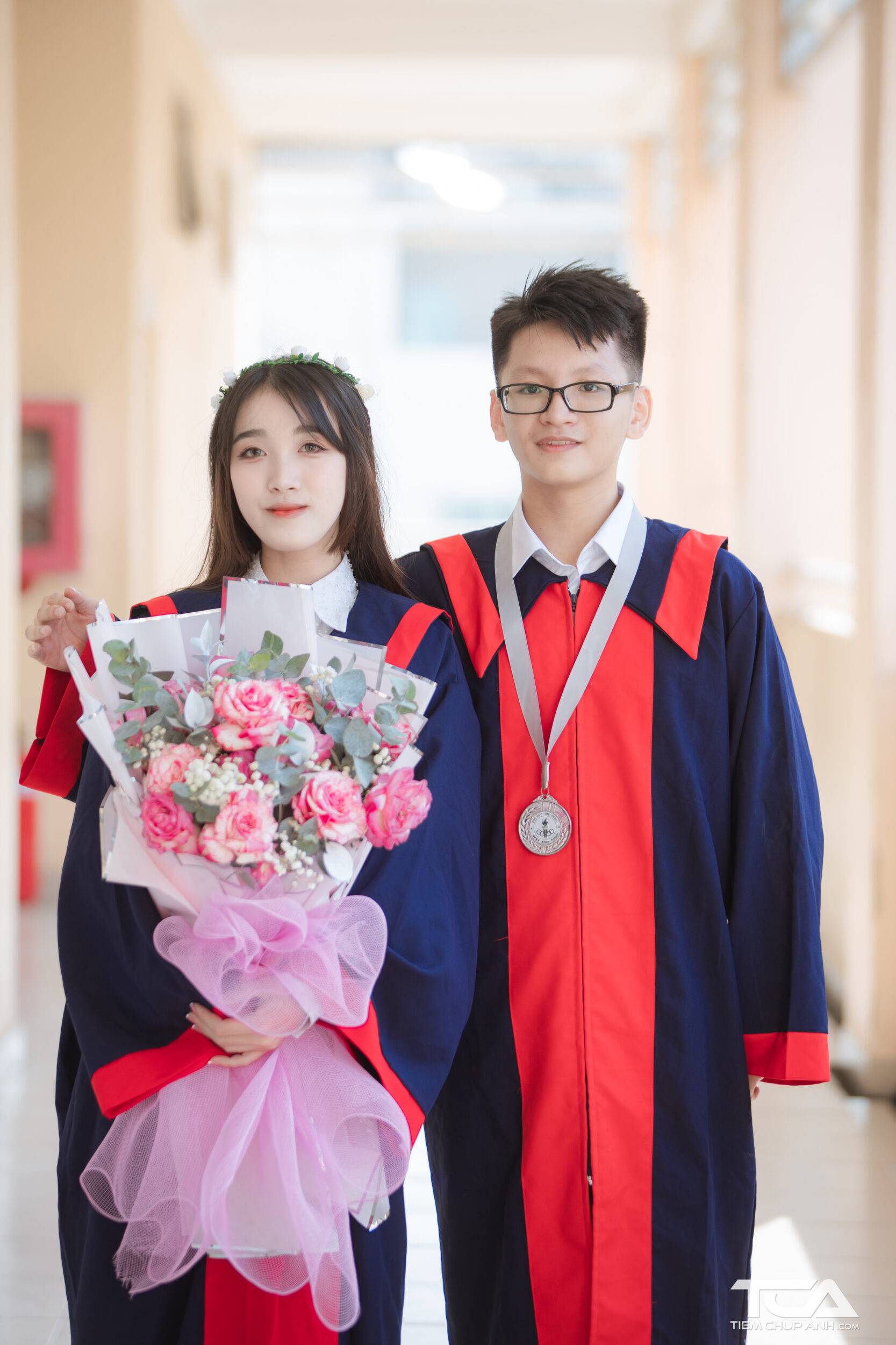 cách chụp ảnh với áo cử nhân