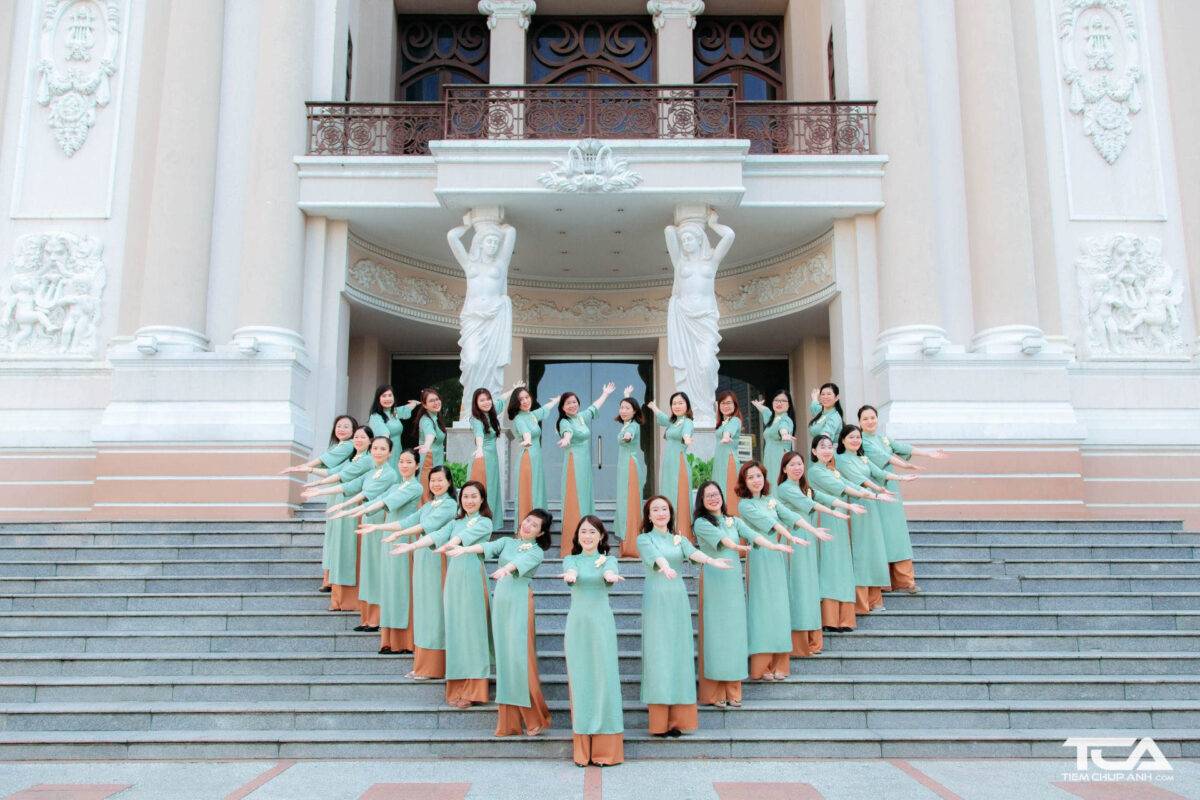 tạo dáng chụp ảnh đông người