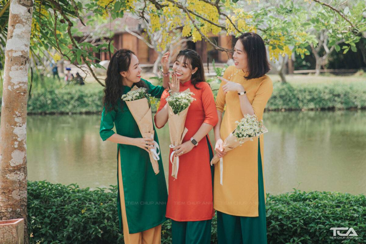 tạo dáng chụp ảnh đông người