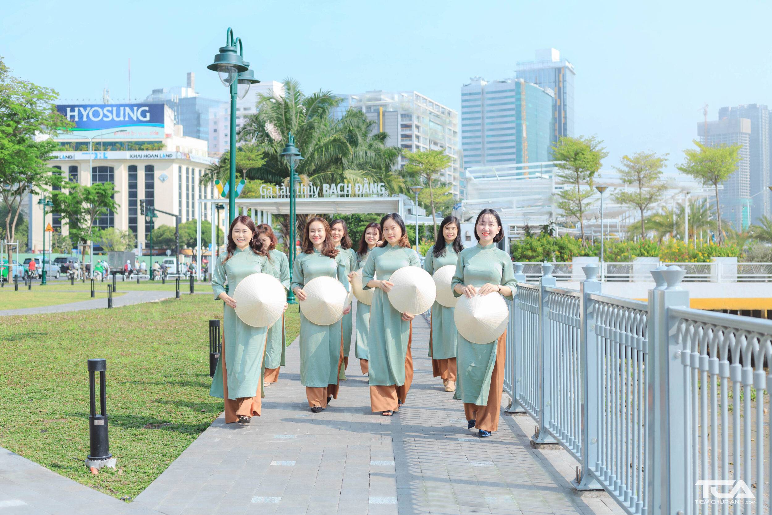 cách tạo dáng chụp ảnh nhóm đông người