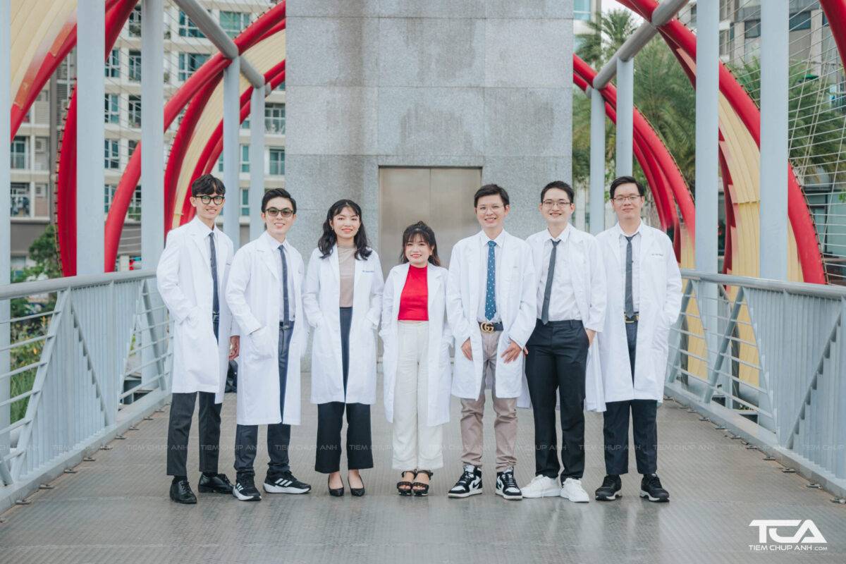 tạo dáng chụp ảnh đông người